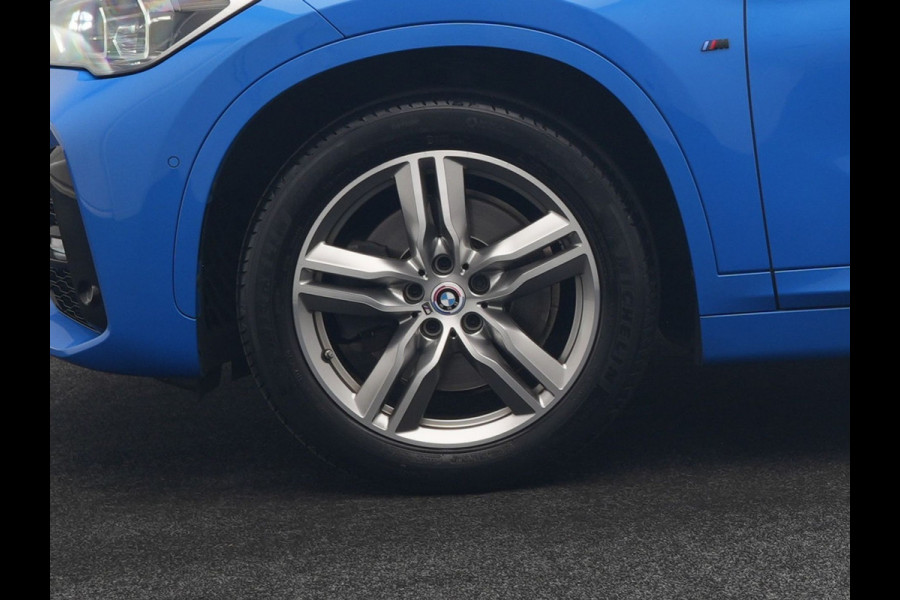 BMW X1 sDrive20i M Sport 192pk Misano Blauw Metallic | Trekhaak Afn. | Sportstoelen Verwarmd | Navi Pro | Sfeerverlichting | Apple Carplay | Camera | LED Koplampen | 18"L.M | M Sportstuur | Cruise Control |