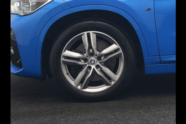 BMW X1 sDrive20i M Sport 192pk Misano Blauw Metallic | Trekhaak Afn. | Sportstoelen Verwarmd | Navi Pro | Sfeerverlichting | Apple Carplay | Camera | LED Koplampen | 18"L.M | M Sportstuur | Cruise Control |