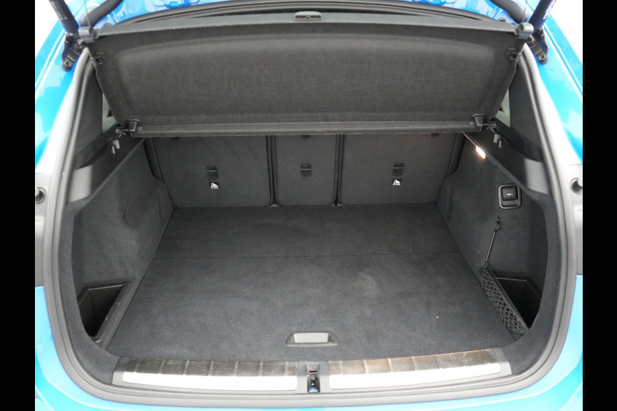 BMW X1 sDrive20i M Sport 192pk Misano Blauw Metallic | Trekhaak Afn. | Sportstoelen Verwarmd | Navi Pro | Sfeerverlichting | Apple Carplay | Camera | LED Koplampen | 18"L.M | M Sportstuur | Cruise Control |