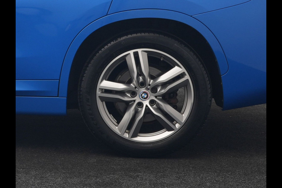 BMW X1 sDrive20i M Sport 192pk Misano Blauw Metallic | Trekhaak Afn. | Sportstoelen Verwarmd | Navi Pro | Sfeerverlichting | Apple Carplay | Camera | LED Koplampen | 18"L.M | M Sportstuur | Cruise Control |