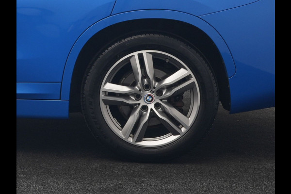 BMW X1 sDrive20i M Sport 192pk Misano Blauw Metallic | Trekhaak Afn. | Sportstoelen Verwarmd | Navi Pro | Sfeerverlichting | Apple Carplay | Camera | LED Koplampen | 18"L.M | M Sportstuur | Cruise Control |