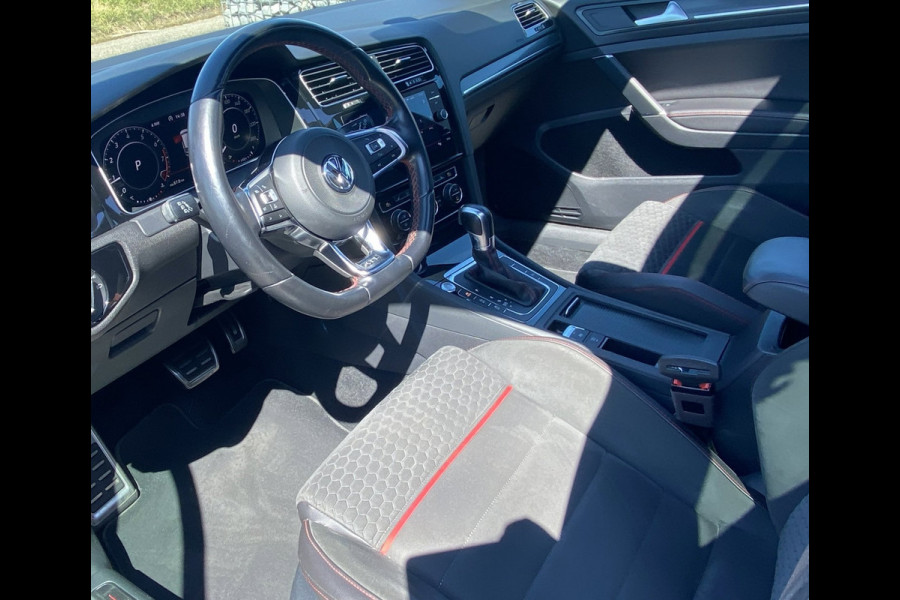 Volkswagen Golf 2.0 TSI GTI Perf./ Pano/ Virtual CP/ Dynamic lights/ Dynaudio/ Keyless/