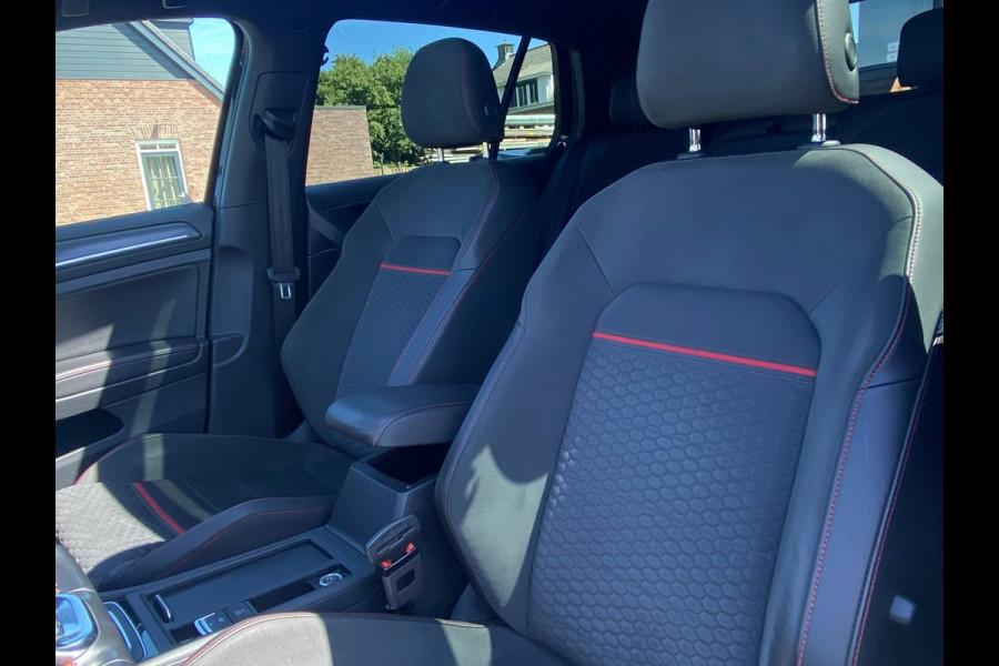 Volkswagen Golf 2.0 TSI GTI Perf./ Pano/ Virtual CP/ Dynamic lights/ Dynaudio/ Keyless/