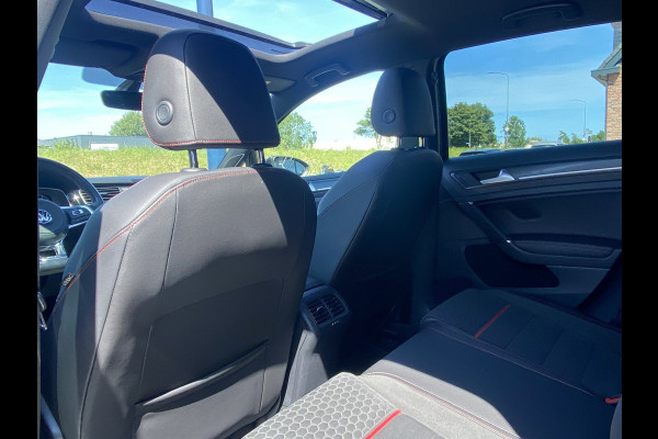 Volkswagen Golf 2.0 TSI GTI Perf./ Pano/ Virtual CP/ Dynamic lights/ Dynaudio/ Keyless/