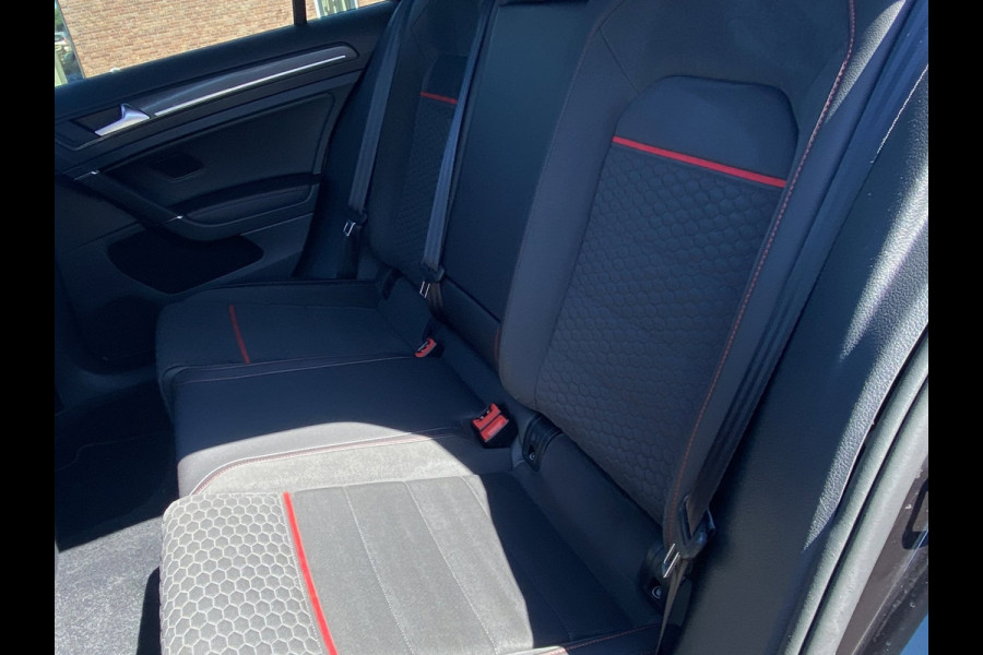 Volkswagen Golf 2.0 TSI GTI Perf./ Pano/ Virtual CP/ Dynamic lights/ Dynaudio/ Keyless/