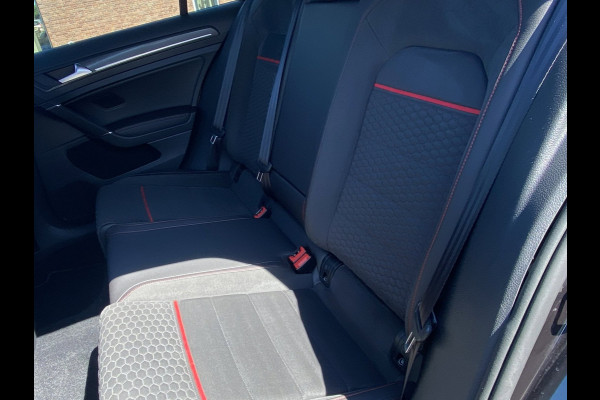 Volkswagen Golf 2.0 TSI GTI Perf./ Pano/ Virtual CP/ Dynamic lights/ Dynaudio/ Keyless/
