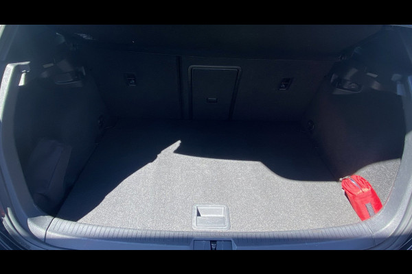 Volkswagen Golf 2.0 TSI GTI Perf./ Pano/ Virtual CP/ Dynamic lights/ Dynaudio/ Keyless/