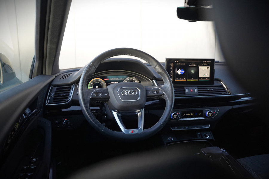 Audi Q5 50 TFSI e S edition Competition S-Line | Panoramadak | Stoelverwarming | Keyless | Matrix LED | Camera | Apple Carplay | Navigatie | Cruise Control | Ambiance Verlichting | SOH 100%