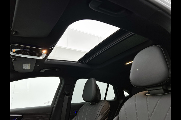 Mercedes-Benz GLC Coupé 400e 4MATIC Business Solution AMG | Premium Plus | Winterpakket | Techniekpakket | Nightpakket | Rijassistentiepakket Plus | Trekhaak | AMG spoiler | Panoramaschuifdak | Treeplanken in aluminiumlook | Middenconsole metaalstructuur | 20" multispaaks lichtmetalen AMG velgen |