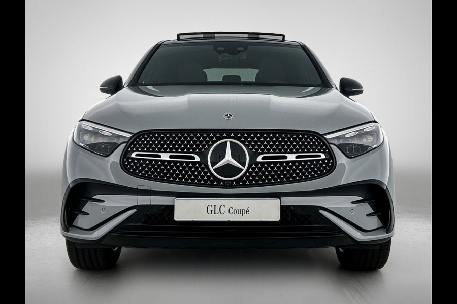 Mercedes-Benz GLC Coupé 400e 4MATIC Business Solution AMG | Premium Plus | Winterpakket | Techniekpakket | Nightpakket | Rijassistentiepakket Plus | Trekhaak | AMG spoiler | Panoramaschuifdak | Treeplanken in aluminiumlook | Middenconsole metaalstructuur | 20" multispaaks lichtmetalen AMG velgen |