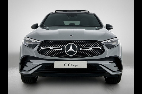 Mercedes-Benz GLC Coupé 400e 4MATIC Business Solution AMG | Premium Plus | Winterpakket | Techniekpakket | Nightpakket | Rijassistentiepakket Plus | Trekhaak | AMG spoiler | Panoramaschuifdak | Treeplanken in aluminiumlook | Middenconsole metaalstructuur | 20" multispaaks lichtmetalen AMG velgen |
