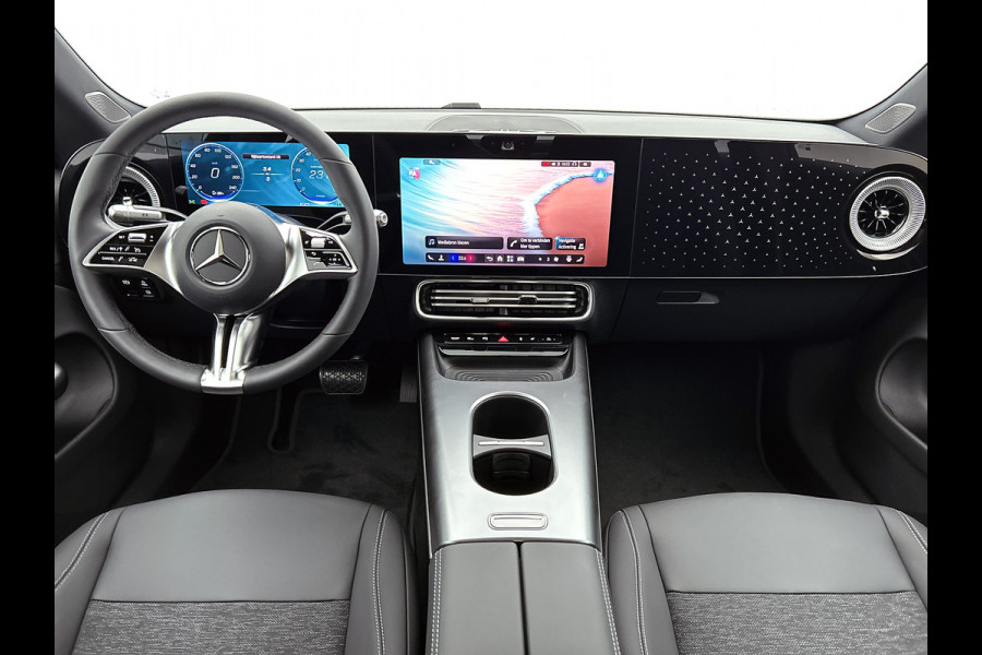 Mercedes-Benz CLA-Klasse 250+ Business Solution 85.5 kWh | Spiegelpakket | Vast panoramadak | Parkeerassistent | URBAN GUARD | 17 inch vijfspaaks LM-velgen | Stuur in leder |