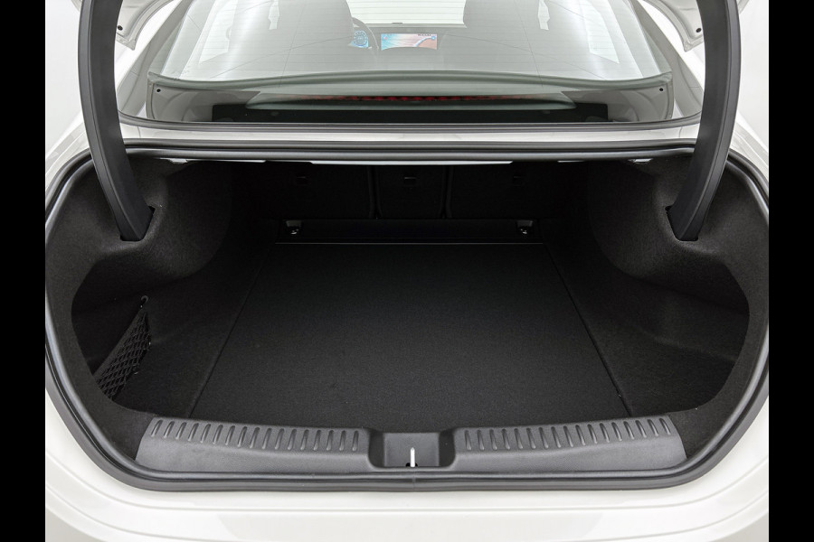 Mercedes-Benz CLA-Klasse 250+ Business Solution 85.5 kWh | Spiegelpakket | Vast panoramadak | Parkeerassistent | URBAN GUARD | 17 inch vijfspaaks LM-velgen | Stuur in leder |