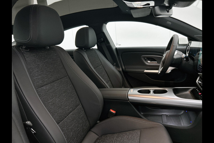 Mercedes-Benz CLA-Klasse 250+ Business Solution 85.5 kWh | Spiegelpakket | Vast panoramadak | Parkeerassistent | URBAN GUARD | 17 inch vijfspaaks LM-velgen | Stuur in leder |
