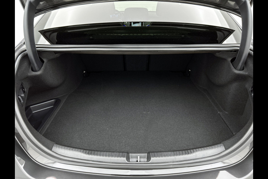 Mercedes-Benz C-Klasse 300 e Business Solution Luxury | Winterpakket | Parkeerpakket | Trekhaak | Panoramaschuifdak | Warmtewerend, donkergetint glas | GUARD 360° Plus |