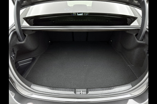 Mercedes-Benz C-Klasse 300 e Business Solution Luxury | Winterpakket | Parkeerpakket | Trekhaak | Panoramaschuifdak | Warmtewerend, donkergetint glas | GUARD 360° Plus |