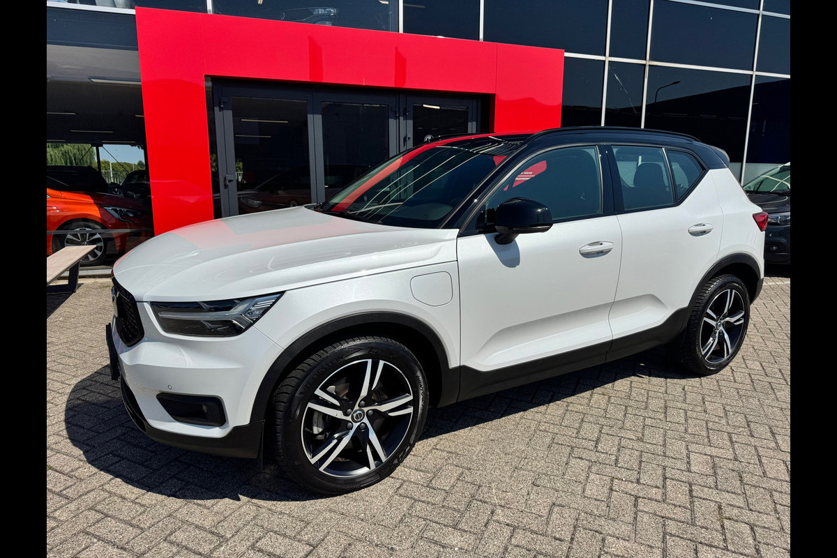 Volvo XC40 1.5 T4 Recharge R-Design Expression|Zwart dak|NL-auto|Elektr. stoelen met Memory|SOH 90%