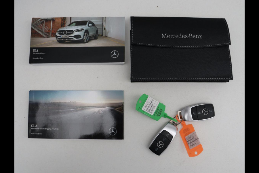 Mercedes-Benz GLA 250 e Business Solution AMG Limited | SOH 95,2% | Leder/alcantara | Stoelverwarming | Carplay | Sfeerverlichting | Cruise control | Camera | Park assist | Trekhaak