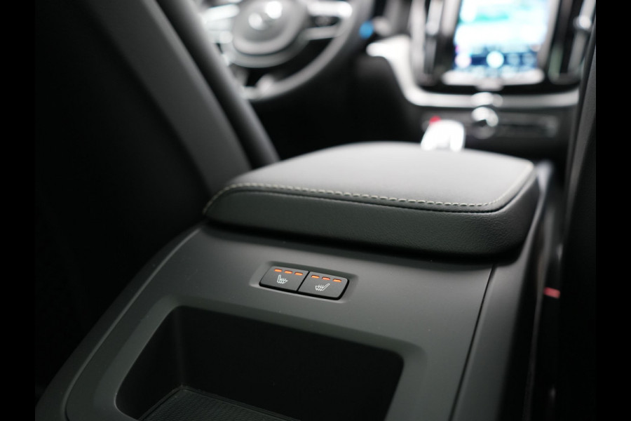 Volvo XC60 T6 AWD Plus Dark LONG RANGE PHEV 350pk | Trekhaak Af Fabriek | Panodak | Adaptive Cruise | 360 Camera | Harman / Kardon | Lederen Sportstoelen Memory & Verwarmd | Blis | Keyless | Google Assistent | Apple Carplay | Stuur Verwarmd  | 20"L.M | Plug In Hybrid |