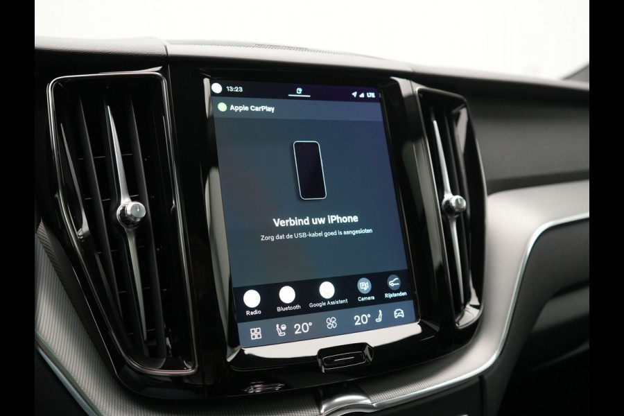 Volvo XC60 T6 AWD Plus Dark LONG RANGE PHEV 350pk | Trekhaak Af Fabriek | Panodak | Adaptive Cruise | 360 Camera | Harman / Kardon | Lederen Sportstoelen Memory & Verwarmd | Blis | Keyless | Google Assistent | Apple Carplay | Stuur Verwarmd  | 20"L.M | Plug In Hybrid |