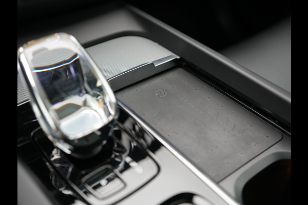 Volvo XC60 T6 AWD Plus Dark LONG RANGE PHEV 350pk | Trekhaak Af Fabriek | Panodak | Adaptive Cruise | 360 Camera | Harman / Kardon | Lederen Sportstoelen Memory & Verwarmd | Blis | Keyless | Google Assistent | Apple Carplay | Stuur Verwarmd  | 20"L.M | Plug In Hybrid |