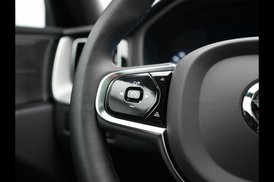 Volvo XC60 T6 AWD Plus Dark LONG RANGE PHEV 350pk | Trekhaak Af Fabriek | Panodak | Adaptive Cruise | 360 Camera | Harman / Kardon | Lederen Sportstoelen Memory & Verwarmd | Blis | Keyless | Google Assistent | Apple Carplay | Stuur Verwarmd  | 20"L.M | Plug In Hybrid |