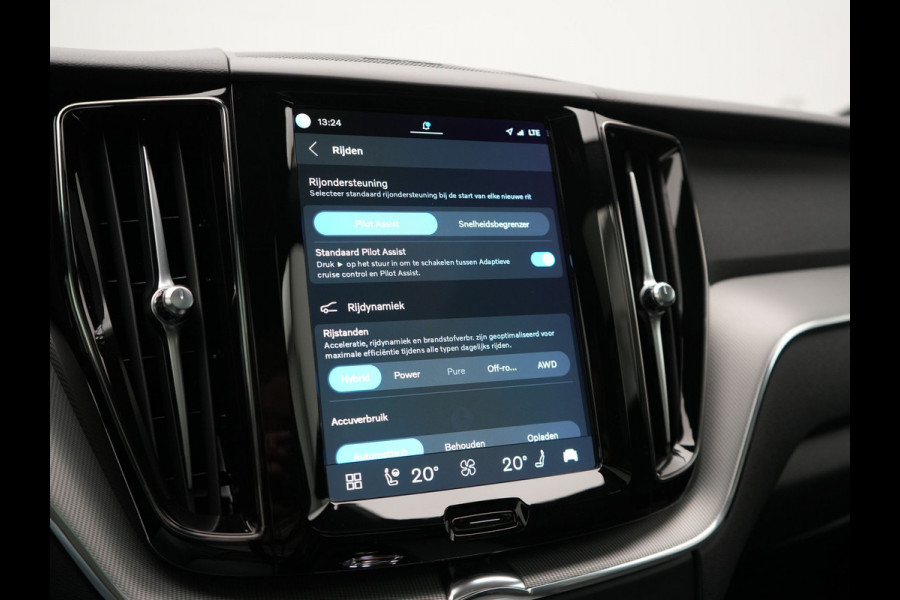 Volvo XC60 T6 AWD Plus Dark LONG RANGE PHEV 350pk | Trekhaak Af Fabriek | Panodak | Adaptive Cruise | 360 Camera | Harman / Kardon | Lederen Sportstoelen Memory & Verwarmd | Blis | Keyless | Google Assistent | Apple Carplay | Stuur Verwarmd  | 20"L.M | Plug In Hybrid |