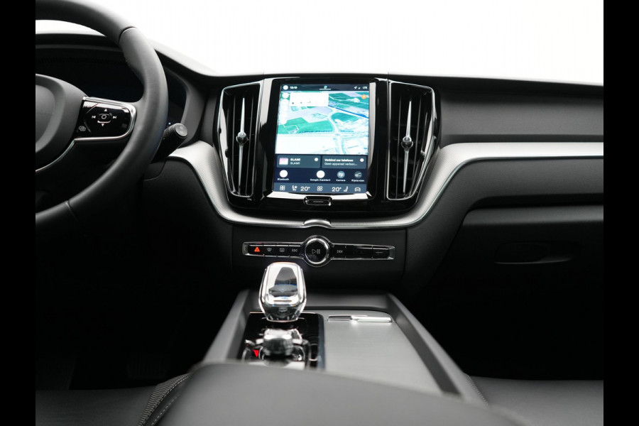 Volvo XC60 T6 AWD Plus Dark LONG RANGE PHEV 350pk | Trekhaak Af Fabriek | Panodak | Adaptive Cruise | 360 Camera | Harman / Kardon | Lederen Sportstoelen Memory & Verwarmd | Blis | Keyless | Google Assistent | Apple Carplay | Stuur Verwarmd  | 20"L.M | Plug In Hybrid |