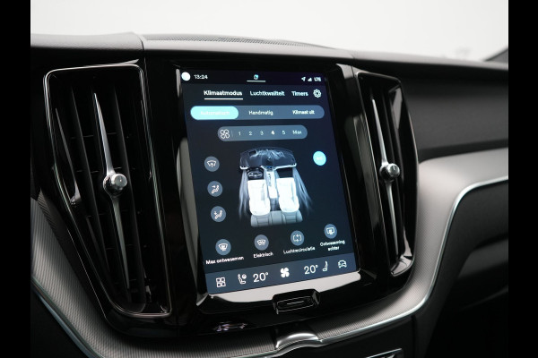 Volvo XC60 T6 AWD Plus Dark LONG RANGE PHEV 350pk | Trekhaak Af Fabriek | Panodak | Adaptive Cruise | 360 Camera | Harman / Kardon | Lederen Sportstoelen Memory & Verwarmd | Blis | Keyless | Google Assistent | Apple Carplay | Stuur Verwarmd  | 20"L.M | Plug In Hybrid |