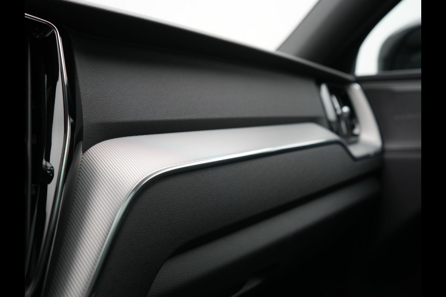 Volvo XC60 T6 AWD Plus Dark LONG RANGE PHEV 350pk | Trekhaak Af Fabriek | Panodak | Adaptive Cruise | 360 Camera | Harman / Kardon | Lederen Sportstoelen Memory & Verwarmd | Blis | Keyless | Google Assistent | Apple Carplay | Stuur Verwarmd  | 20"L.M | Plug In Hybrid |
