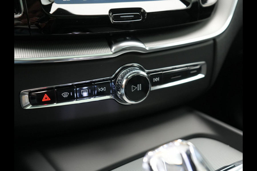 Volvo XC60 T6 AWD Plus Dark LONG RANGE PHEV 350pk | Trekhaak Af Fabriek | Panodak | Adaptive Cruise | 360 Camera | Harman / Kardon | Lederen Sportstoelen Memory & Verwarmd | Blis | Keyless | Google Assistent | Apple Carplay | Stuur Verwarmd  | 20"L.M | Plug In Hybrid |