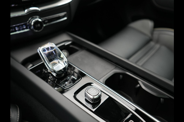 Volvo XC60 T6 AWD Plus Dark LONG RANGE PHEV 350pk | Trekhaak Af Fabriek | Panodak | Adaptive Cruise | 360 Camera | Harman / Kardon | Lederen Sportstoelen Memory & Verwarmd | Blis | Keyless | Google Assistent | Apple Carplay | Stuur Verwarmd  | 20"L.M | Plug In Hybrid |