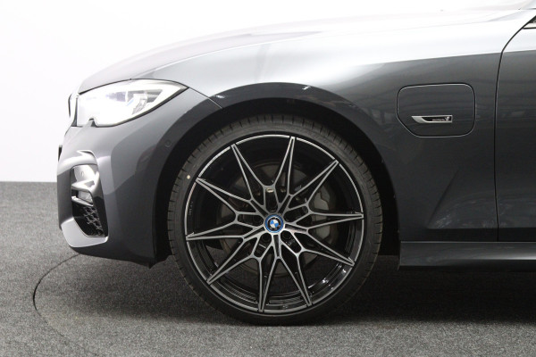 BMW 3 Serie Touring 330e 293 PK High Executive M-Sport PHEV, Panoramadak, Adap. Cruise Control, Carplay, 360 Camera