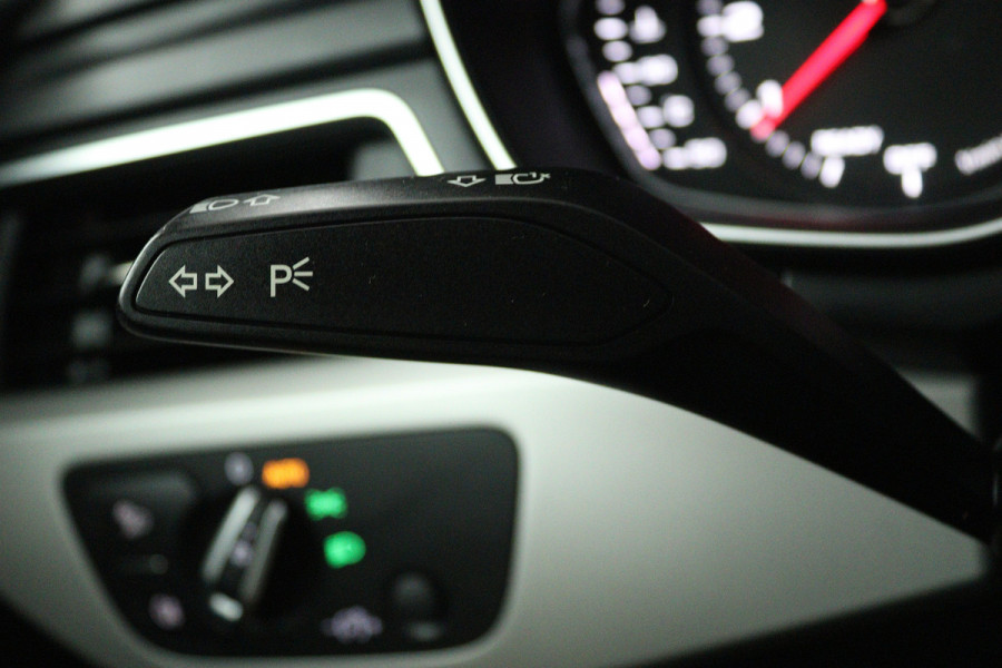 Audi A4 Limousine 35 TFSI Pro Line (ACHTERUITRIJCAMERA, CRUISE CONTROL, NAVIGATIE, PARKEERSENSOREN)