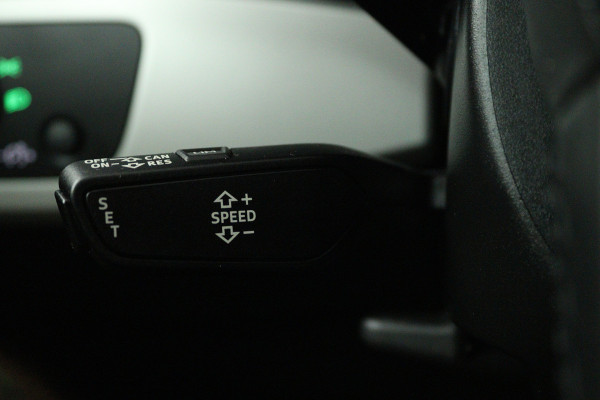 Audi A4 Limousine 35 TFSI Pro Line (ACHTERUITRIJCAMERA, CRUISE CONTROL, NAVIGATIE, PARKEERSENSOREN)
