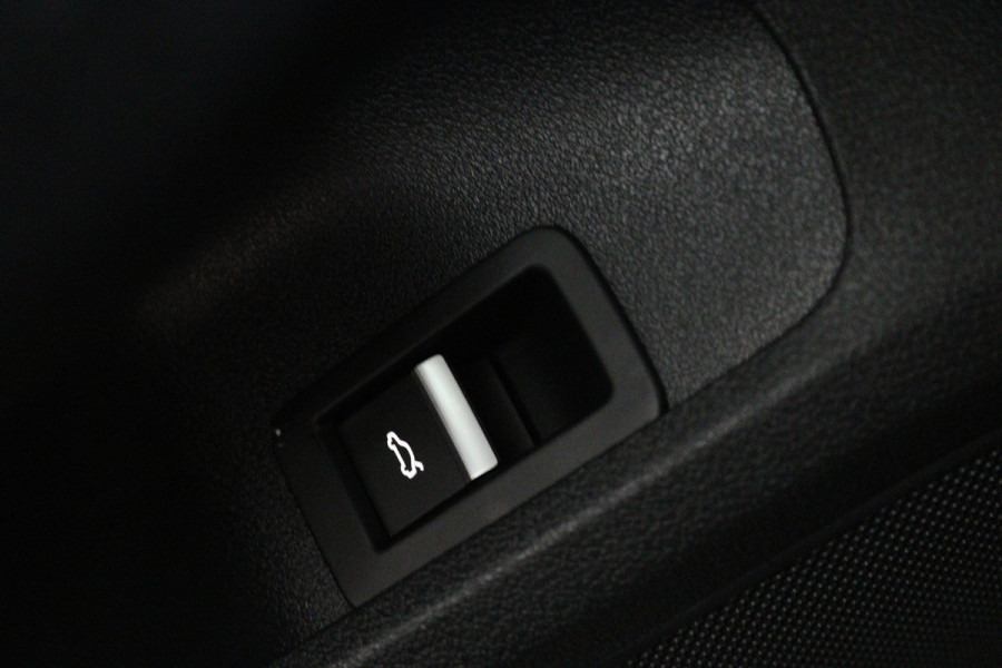 Audi A4 Limousine 35 TFSI Pro Line (ACHTERUITRIJCAMERA, CRUISE CONTROL, NAVIGATIE, PARKEERSENSOREN)