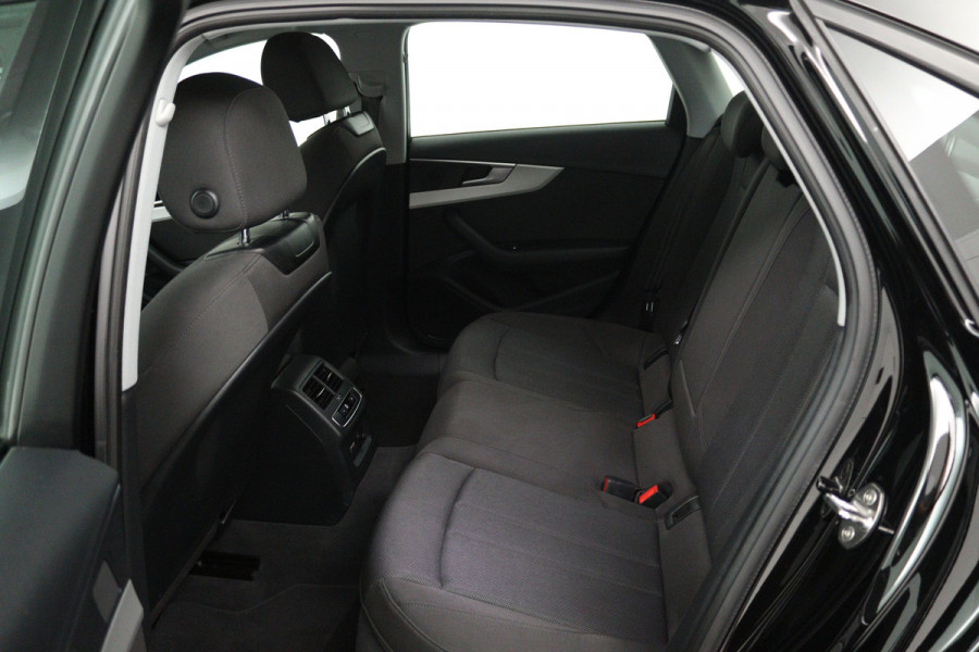 Audi A4 Limousine 35 TFSI Pro Line (ACHTERUITRIJCAMERA, CRUISE CONTROL, NAVIGATIE, PARKEERSENSOREN)