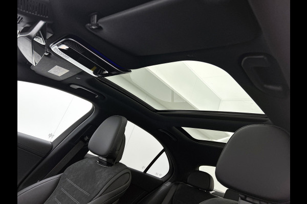 Mercedes-Benz C-Klasse 300 e 140 Years Edition | Premium Plus pakket | Nightpakket | Trekhaak | Middenconsole metaalstructuur | GUARD 360° Plus | Panoramaschuifdak | 360° camera | Burmester® 3D surround sound system | 19" multispaaks lichtmetalen AMG-velgen |