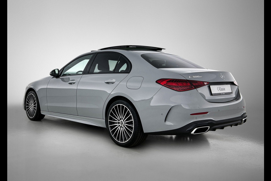 Mercedes-Benz C-Klasse 300 e 140 Years Edition | Premium Plus pakket | Nightpakket | Trekhaak | Middenconsole metaalstructuur | GUARD 360° Plus | Panoramaschuifdak | 360° camera | Burmester® 3D surround sound system | 19" multispaaks lichtmetalen AMG-velgen |
