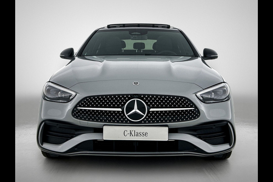 Mercedes-Benz C-Klasse 300 e 140 Years Edition | Premium Plus pakket | Nightpakket | Trekhaak | Middenconsole metaalstructuur | GUARD 360° Plus | Panoramaschuifdak | 360° camera | Burmester® 3D surround sound system | 19" multispaaks lichtmetalen AMG-velgen |