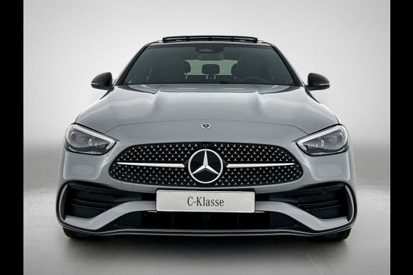 Mercedes-Benz C-Klasse 300 e 140 Years Edition | Premium Plus pakket | Nightpakket | Trekhaak | Middenconsole metaalstructuur | GUARD 360° Plus | Panoramaschuifdak | 360° camera | Burmester® 3D surround sound system | 19" multispaaks lichtmetalen AMG-velgen |