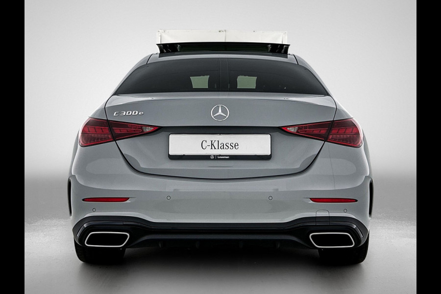 Mercedes-Benz C-Klasse 300 e 140 Years Edition | Premium Plus pakket | Nightpakket | Trekhaak | Middenconsole metaalstructuur | GUARD 360° Plus | Panoramaschuifdak | 360° camera | Burmester® 3D surround sound system | 19" multispaaks lichtmetalen AMG-velgen |