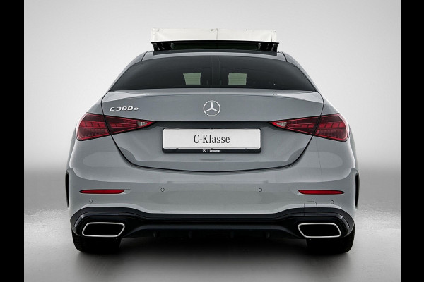 Mercedes-Benz C-Klasse 300 e 140 Years Edition | Premium Plus pakket | Nightpakket | Trekhaak | Middenconsole metaalstructuur | GUARD 360° Plus | Panoramaschuifdak | 360° camera | Burmester® 3D surround sound system | 19" multispaaks lichtmetalen AMG-velgen |