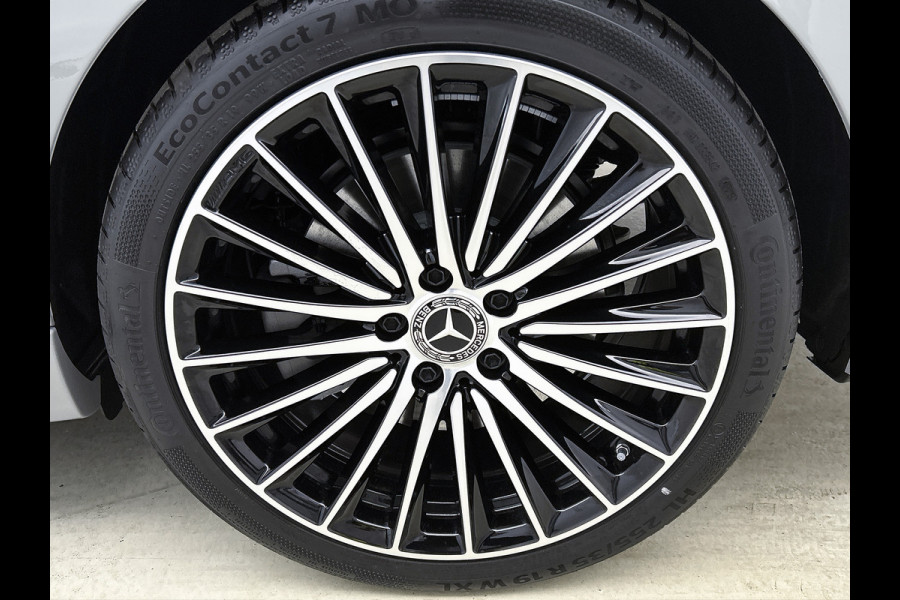 Mercedes-Benz C-Klasse 300 e 140 Years Edition | Premium Plus pakket | Nightpakket | Trekhaak | Middenconsole metaalstructuur | GUARD 360° Plus | Panoramaschuifdak | 360° camera | Burmester® 3D surround sound system | 19" multispaaks lichtmetalen AMG-velgen |