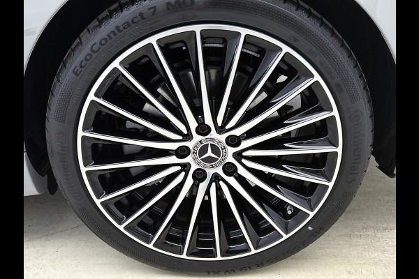 Mercedes-Benz C-Klasse 300 e 140 Years Edition | Premium Plus pakket | Nightpakket | Trekhaak | Middenconsole metaalstructuur | GUARD 360° Plus | Panoramaschuifdak | 360° camera | Burmester® 3D surround sound system | 19" multispaaks lichtmetalen AMG-velgen |