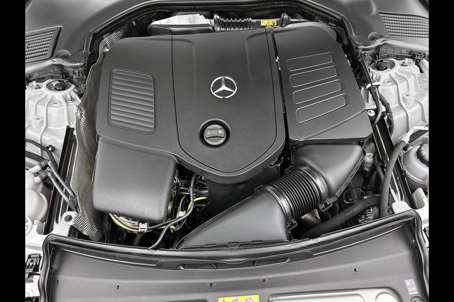 Mercedes-Benz C-Klasse 300 e 140 Years Edition | Premium Plus pakket | Nightpakket | Trekhaak | Middenconsole metaalstructuur | GUARD 360° Plus | Panoramaschuifdak | 360° camera | Burmester® 3D surround sound system | 19" multispaaks lichtmetalen AMG-velgen |