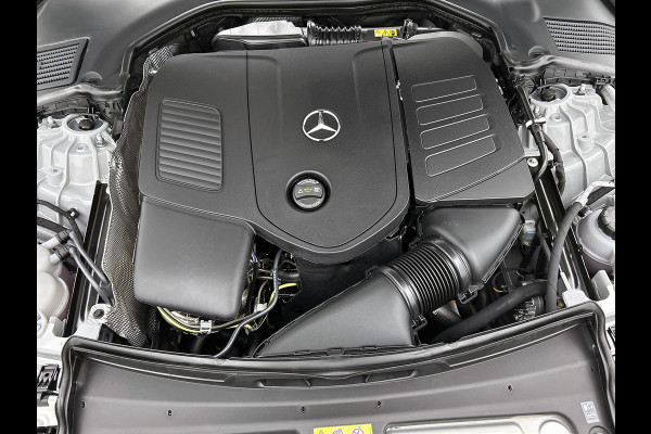 Mercedes-Benz C-Klasse 300 e 140 Years Edition | Premium Plus pakket | Nightpakket | Trekhaak | Middenconsole metaalstructuur | GUARD 360° Plus | Panoramaschuifdak | 360° camera | Burmester® 3D surround sound system | 19" multispaaks lichtmetalen AMG-velgen |