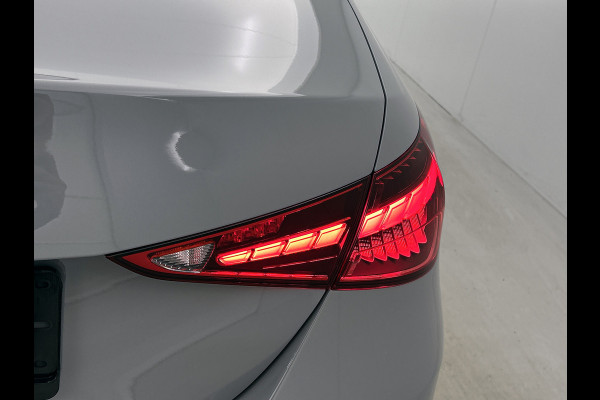 Mercedes-Benz C-Klasse 300 e 140 Years Edition | Premium Plus pakket | Nightpakket | Trekhaak | Middenconsole metaalstructuur | GUARD 360° Plus | Panoramaschuifdak | 360° camera | Burmester® 3D surround sound system | 19" multispaaks lichtmetalen AMG-velgen |