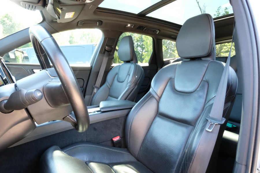 Volvo XC60 2.0 T6 Plug-in hybrid AWD R-Design 340 PK | Panoramadak | Standkachel | Harman Kardon audio | Stoelverwarming / koeling