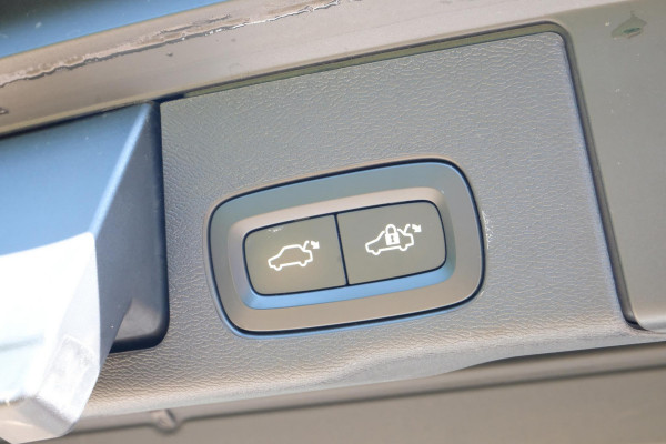 Volvo XC60 2.0 T6 Plug-in hybrid AWD R-Design 340 PK | Panoramadak | Standkachel | Harman Kardon audio | Stoelverwarming / koeling